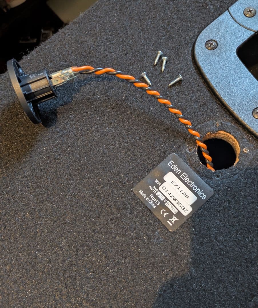 EDEN ベースアンプ　キャビネット EX1128 300W　8Ω 軽量
