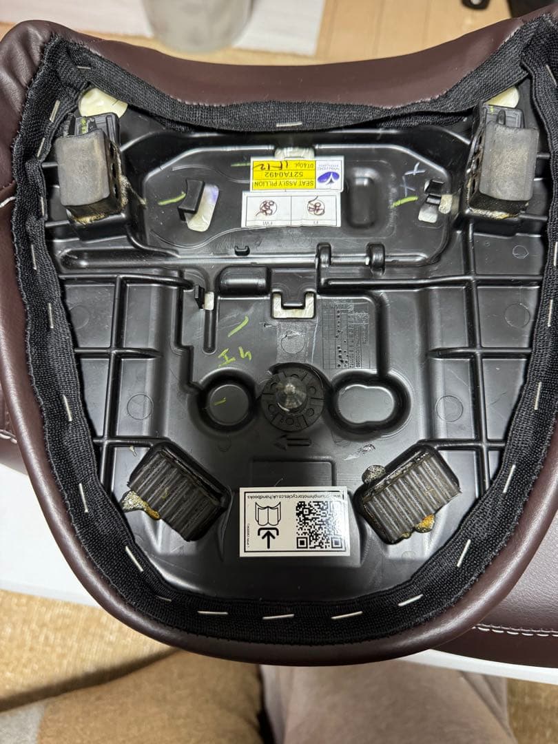 トライアンフ　スクランブラー400x 純正シート