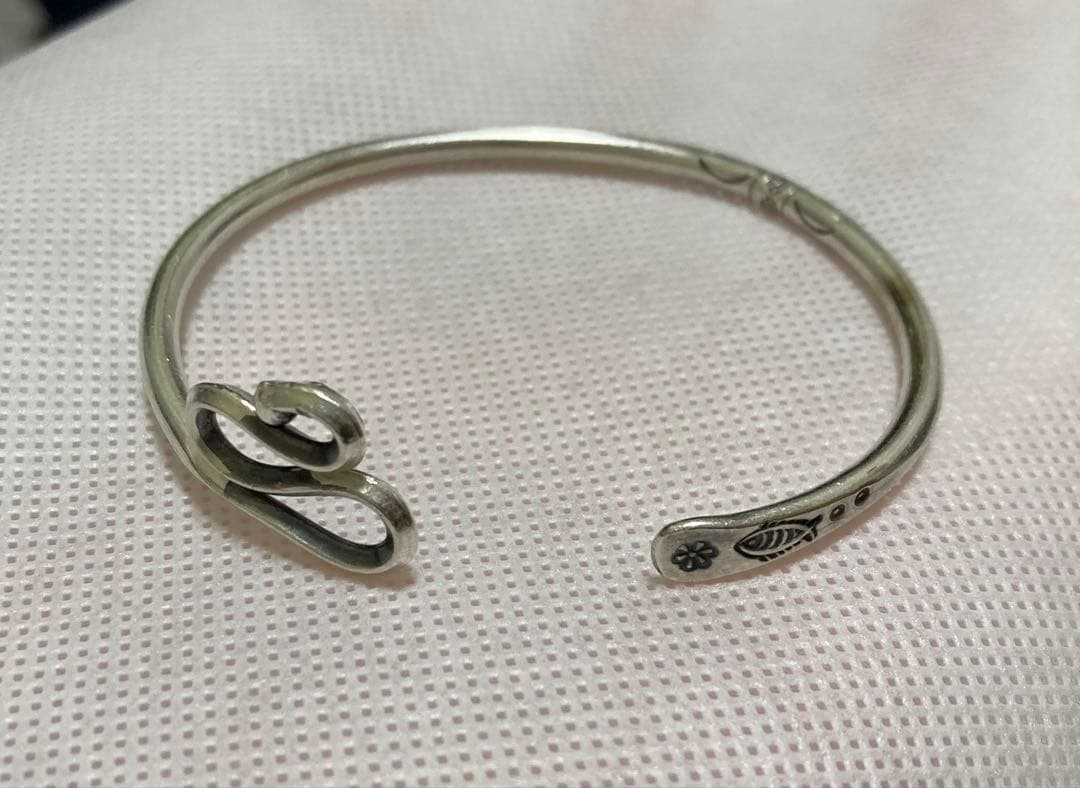 【新品】カレンシルバー ねじれデザイン オープンバングル