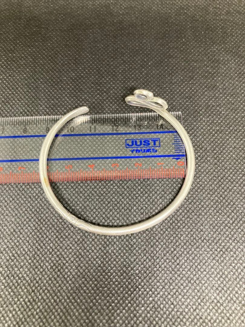 【新品】カレンシルバー ねじれデザイン オープンバングル