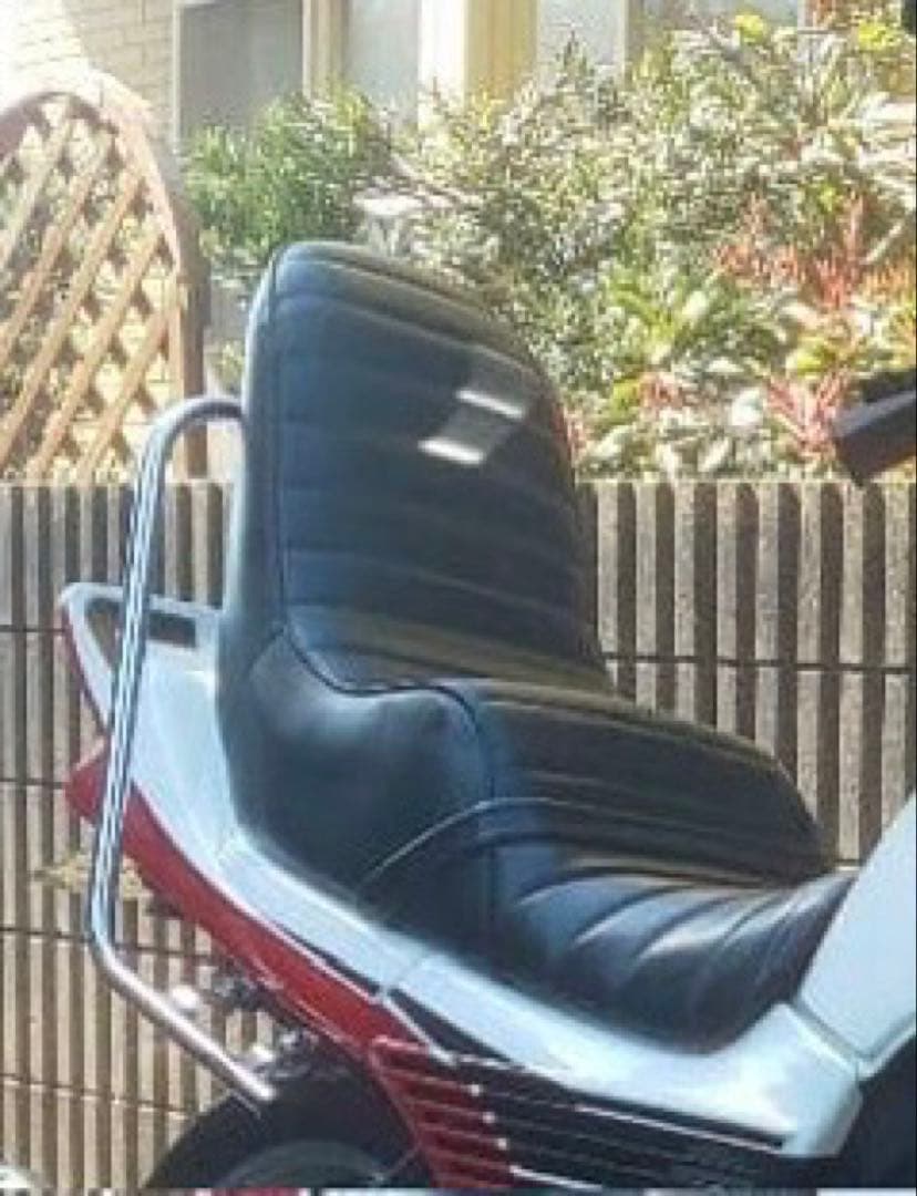バイクシート 黒と赤の流線型デザイン