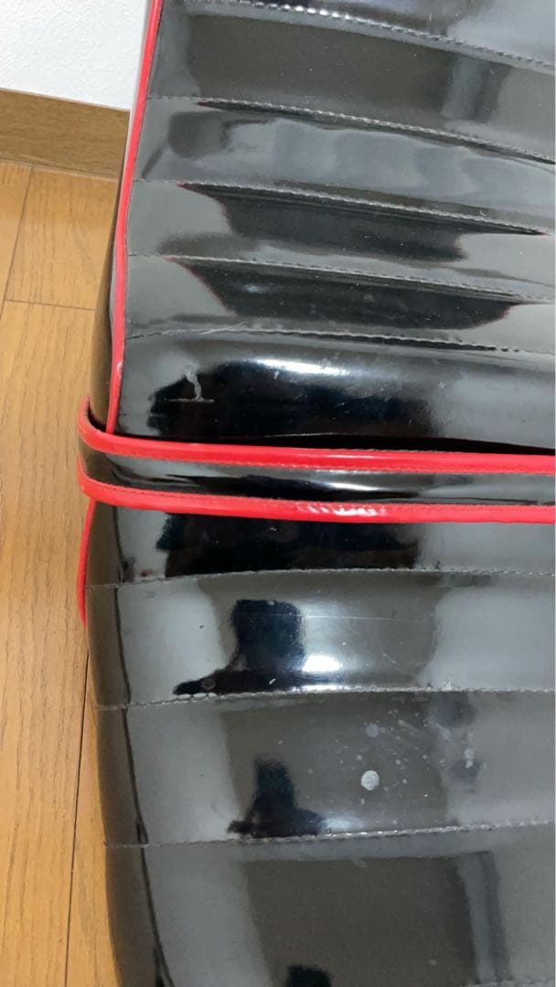 バイクシート 黒と赤の流線型デザイン