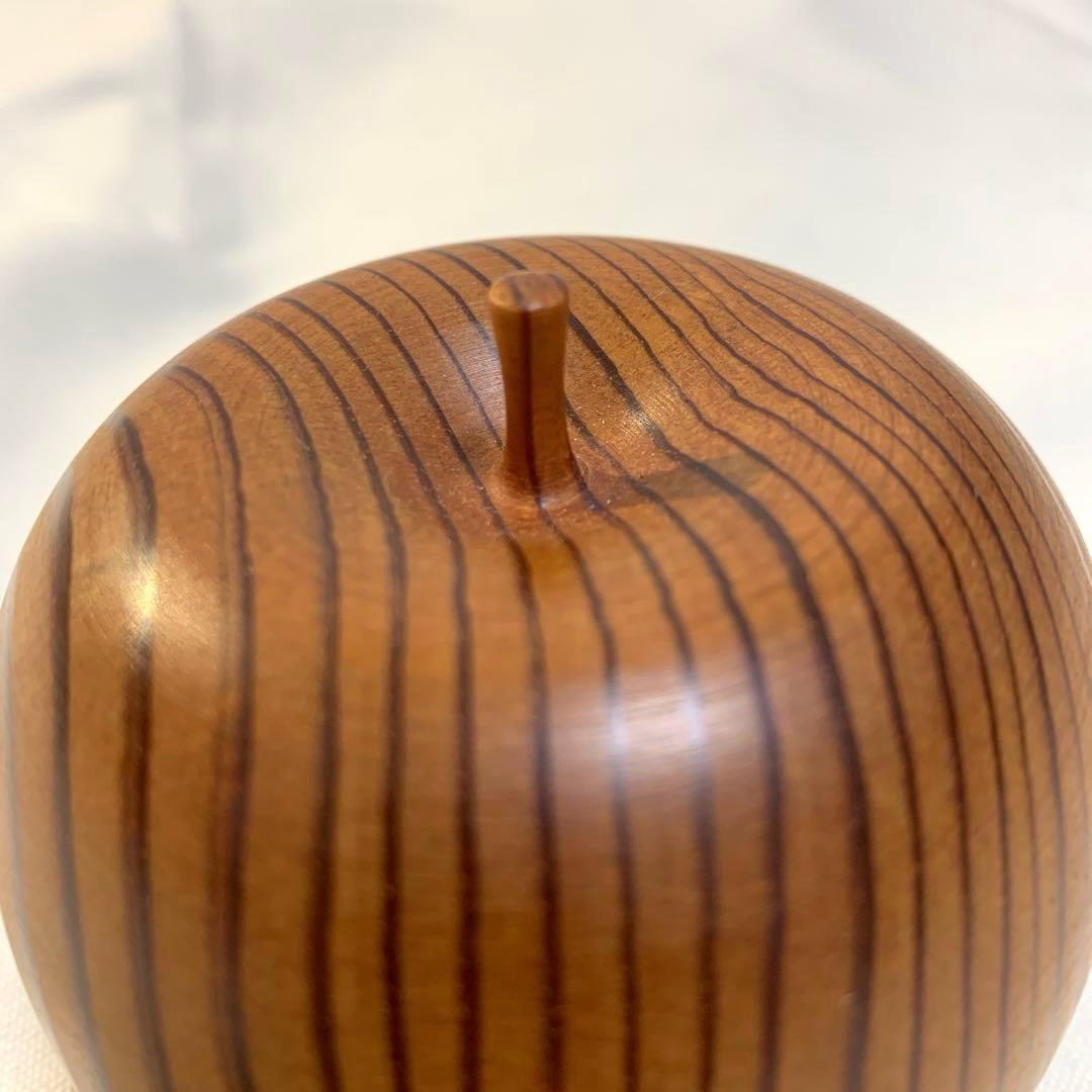 屋久杉　木製りんご　へたまで一体、継ぎ手なし　径 約8cm