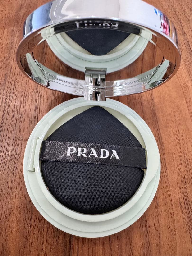 美品　PRADA クッションファンデーション LN10