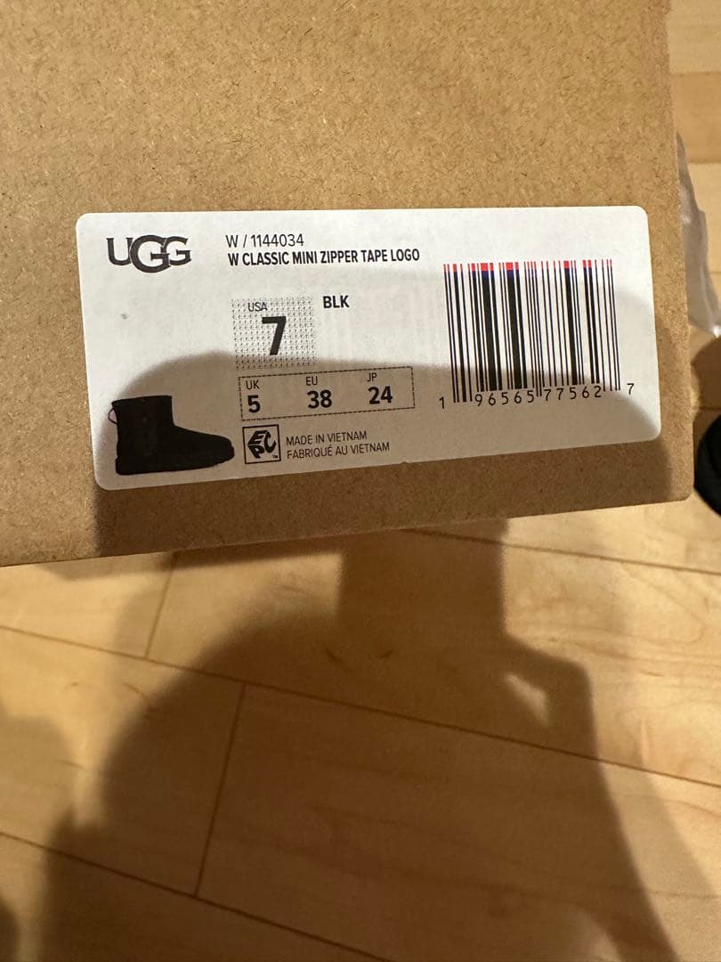 明日まで出品新品未使用UGG クラシックミニ ジッパー テープロゴ黒24.0