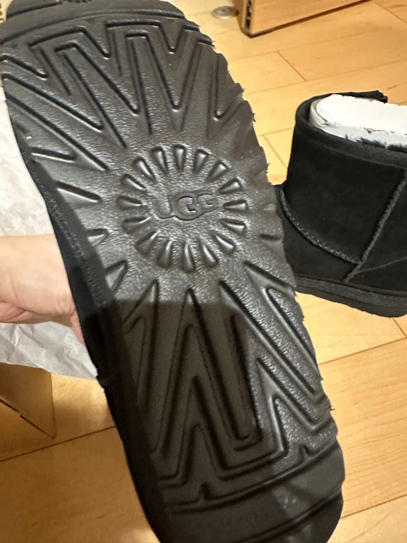 明日まで出品新品未使用UGG クラシックミニ ジッパー テープロゴ黒24.0