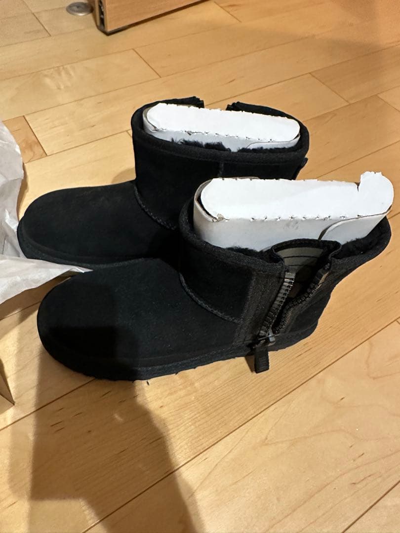 明日まで出品新品未使用UGG クラシックミニ ジッパー テープロゴ黒24.0