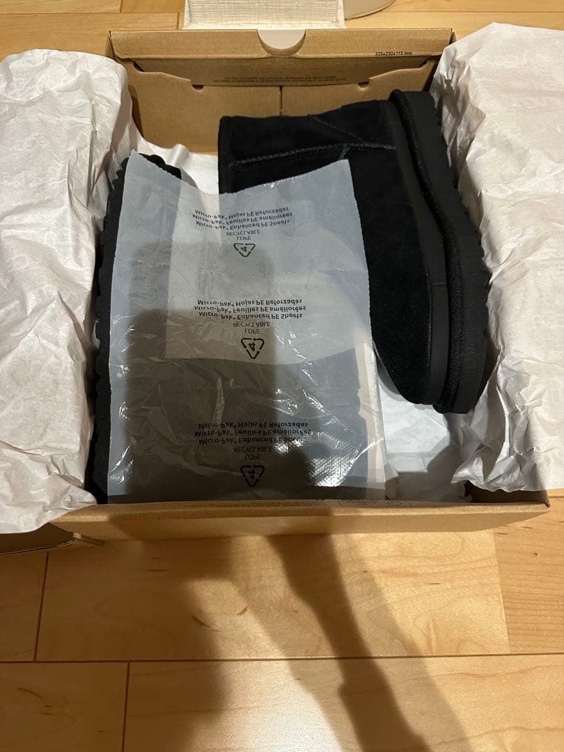 明日まで出品新品未使用UGG クラシックミニ ジッパー テープロゴ黒24.0