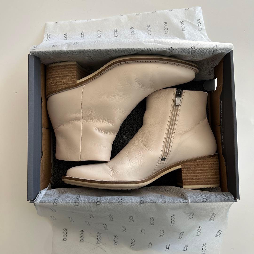 ecco ベージュレザーショートブーツ