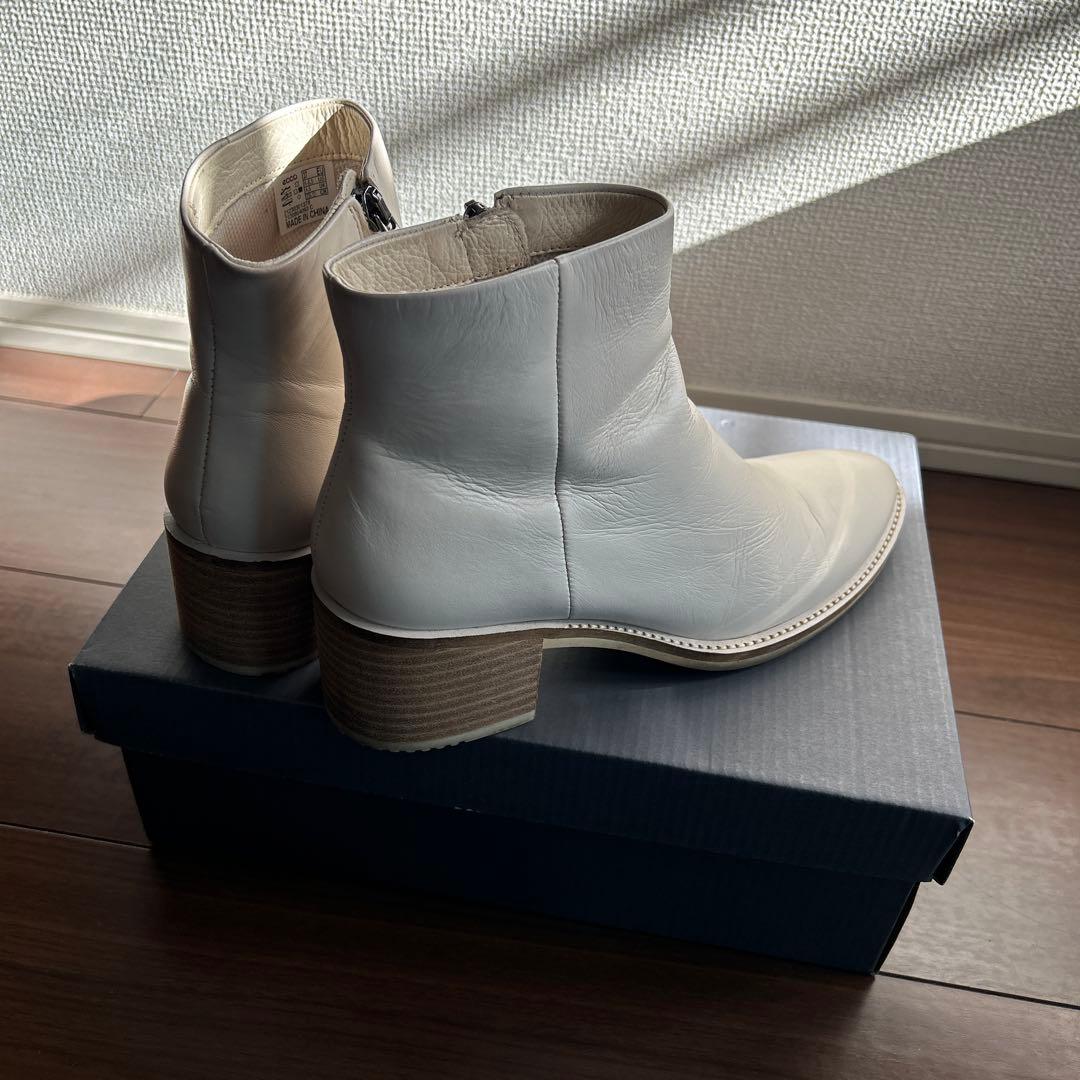ecco ベージュレザーショートブーツ