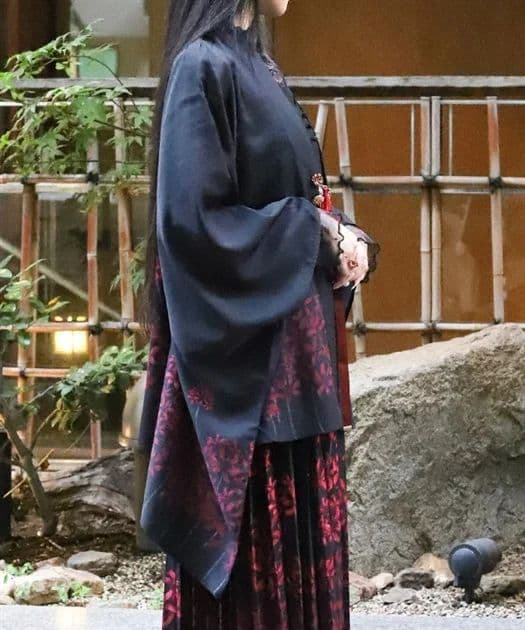 axes femme 彼岸花柄羽織 ブラック