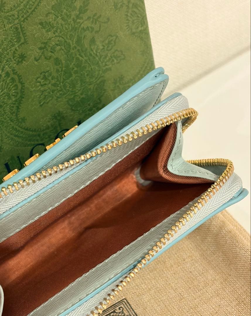 GUCCI 二つ折りスクリプトジップウォレット