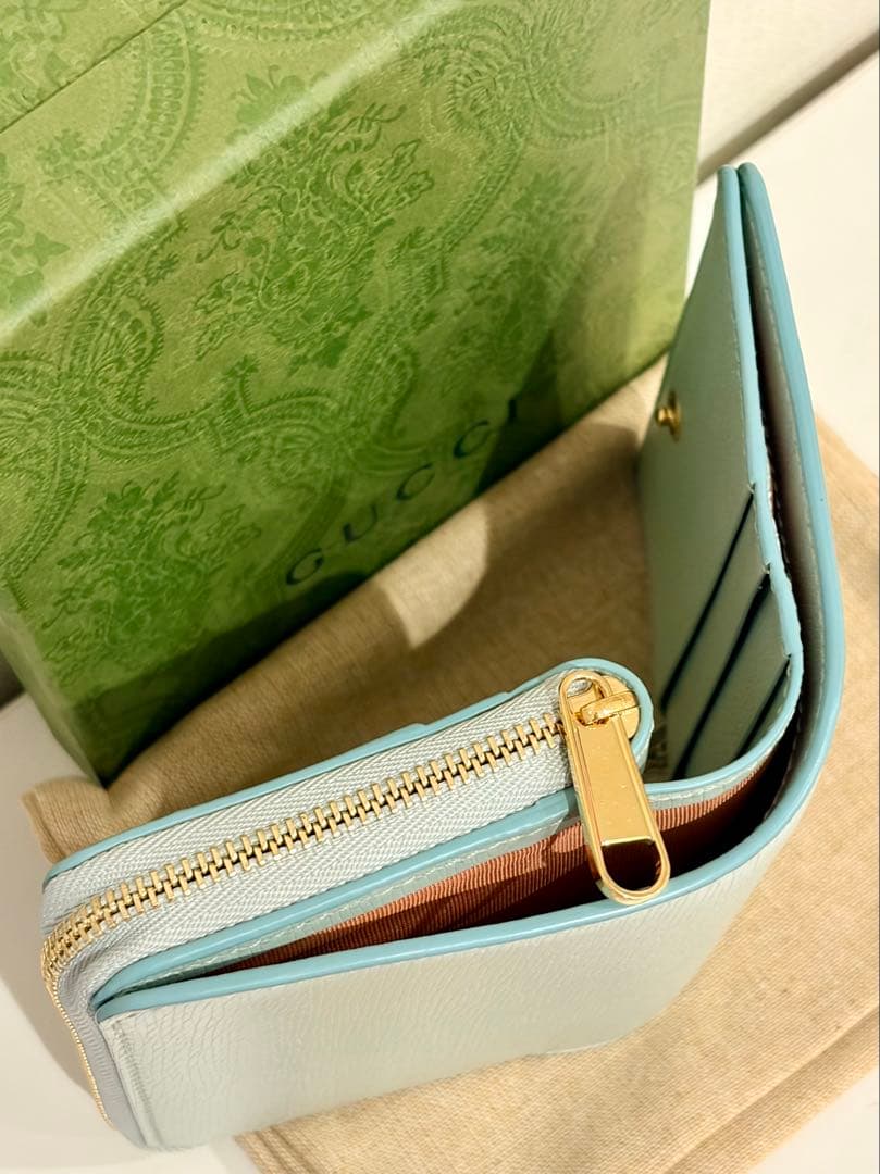 GUCCI 二つ折りスクリプトジップウォレット