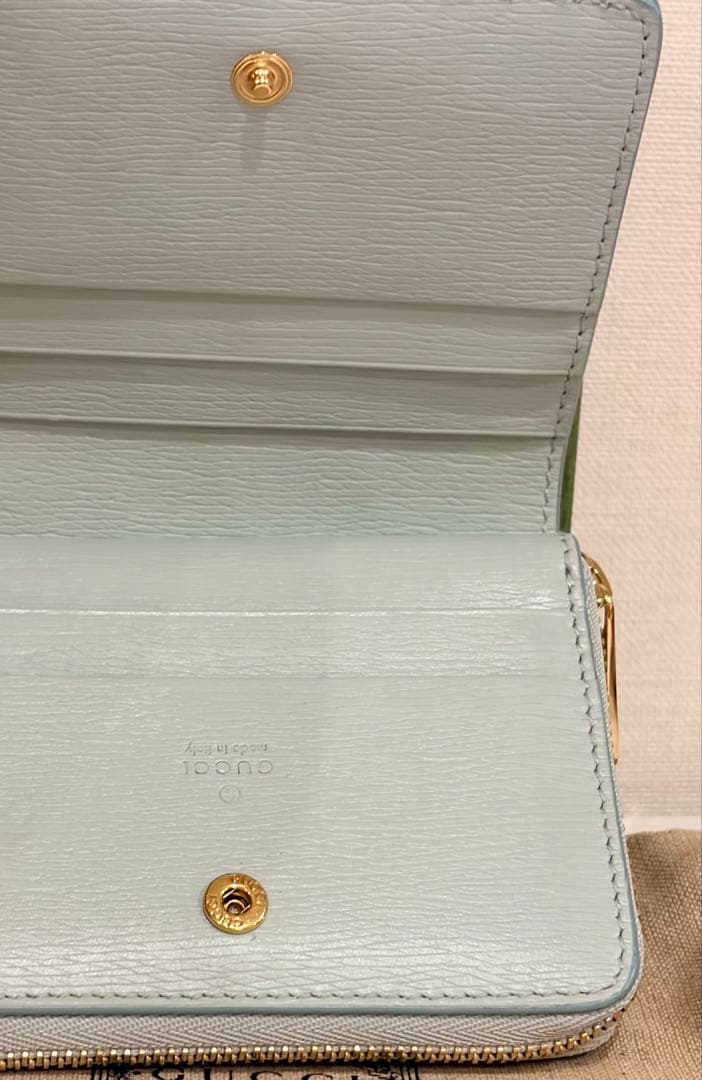 GUCCI 二つ折りスクリプトジップウォレット