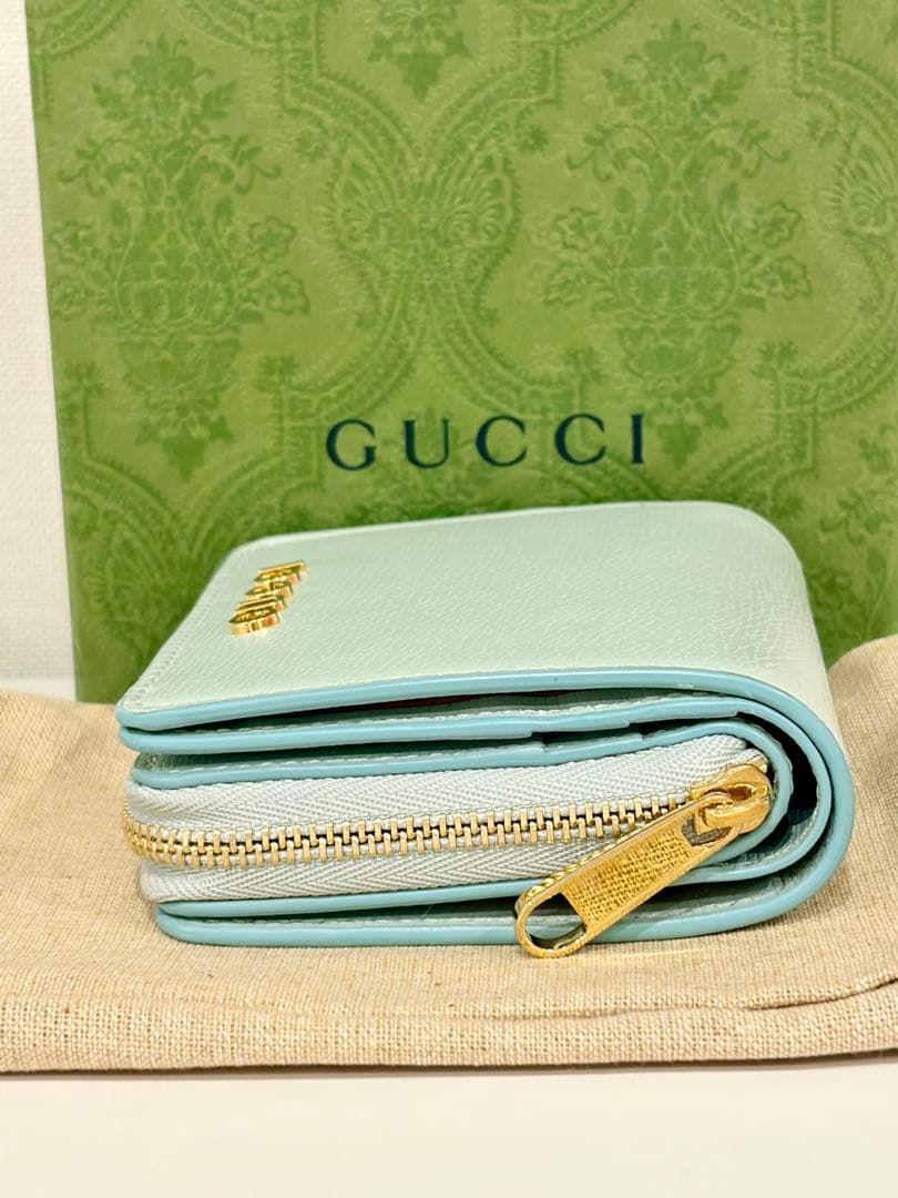 GUCCI 二つ折りスクリプトジップウォレット