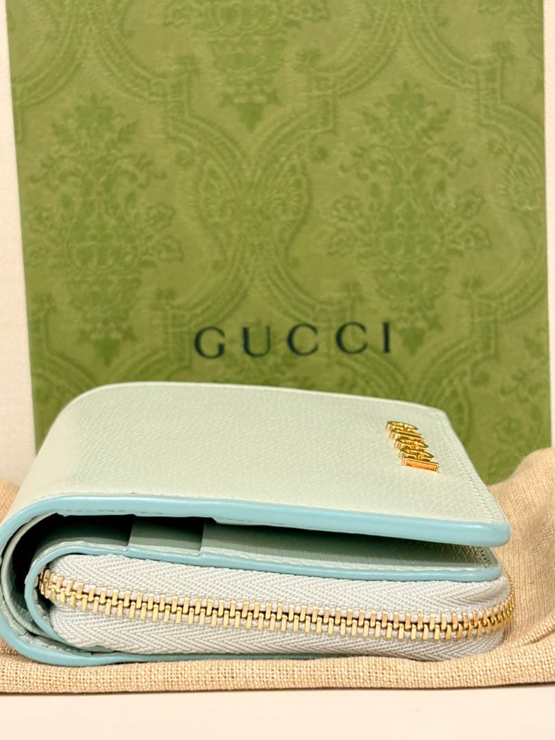 GUCCI 二つ折りスクリプトジップウォレット