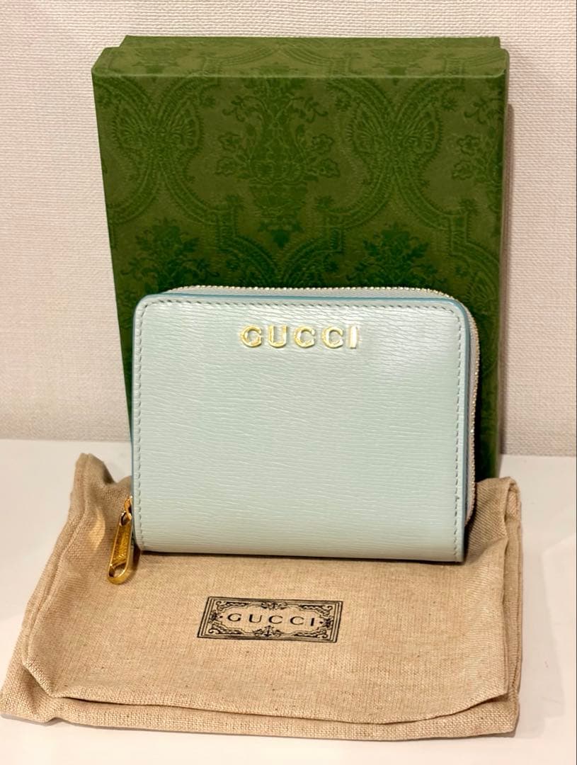 GUCCI 二つ折りスクリプトジップウォレット