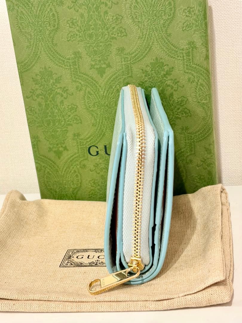 GUCCI 二つ折りスクリプトジップウォレット