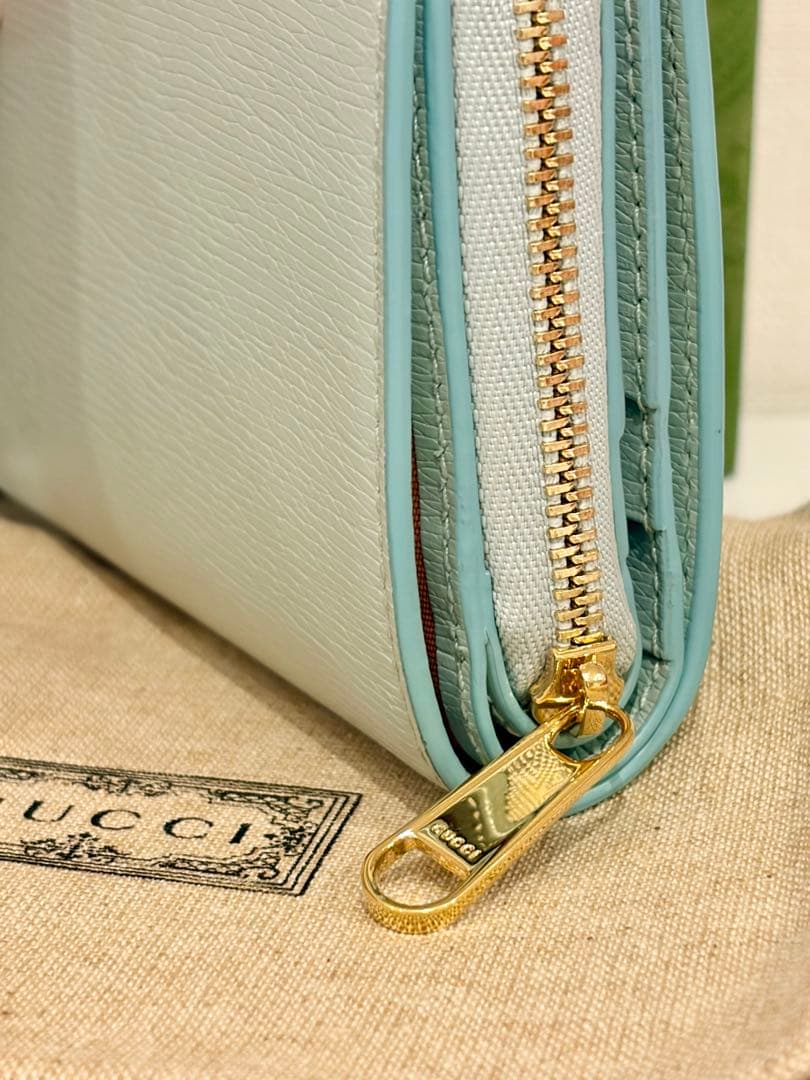GUCCI 二つ折りスクリプトジップウォレット