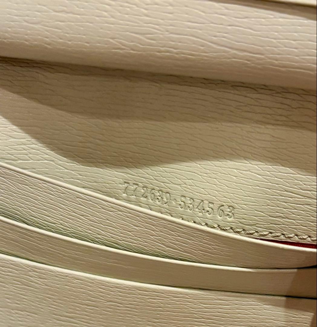 GUCCI 二つ折りスクリプトジップウォレット