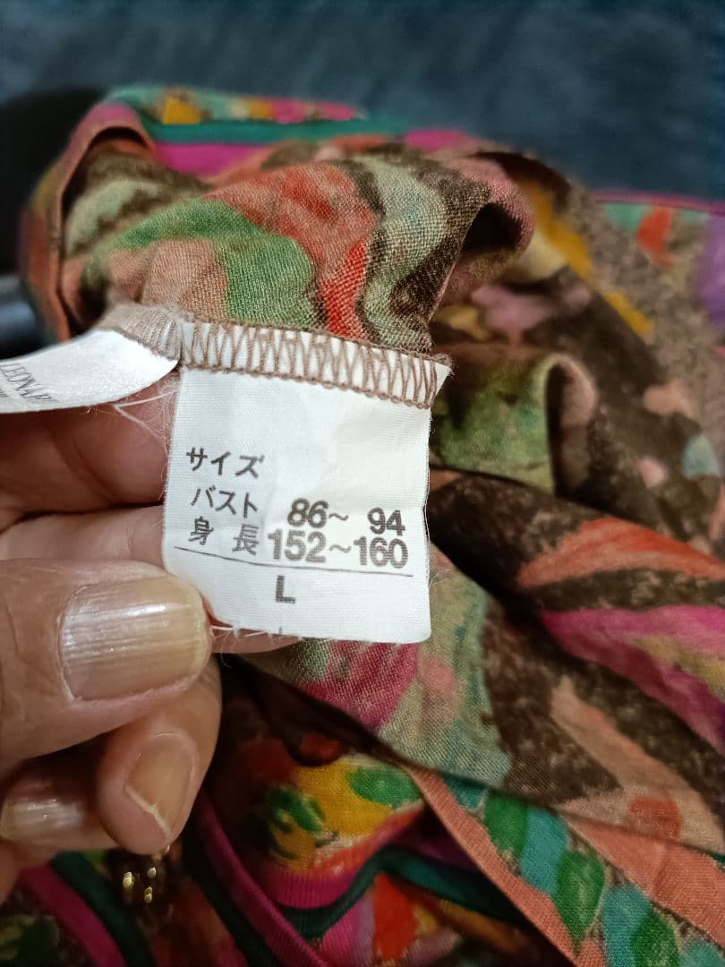 大きいサイズL レオナール　シルク&ウール　金ボタン付カーディガン