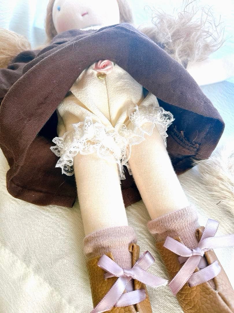 ウォルドルフ人形　ブラウンの服の女の子