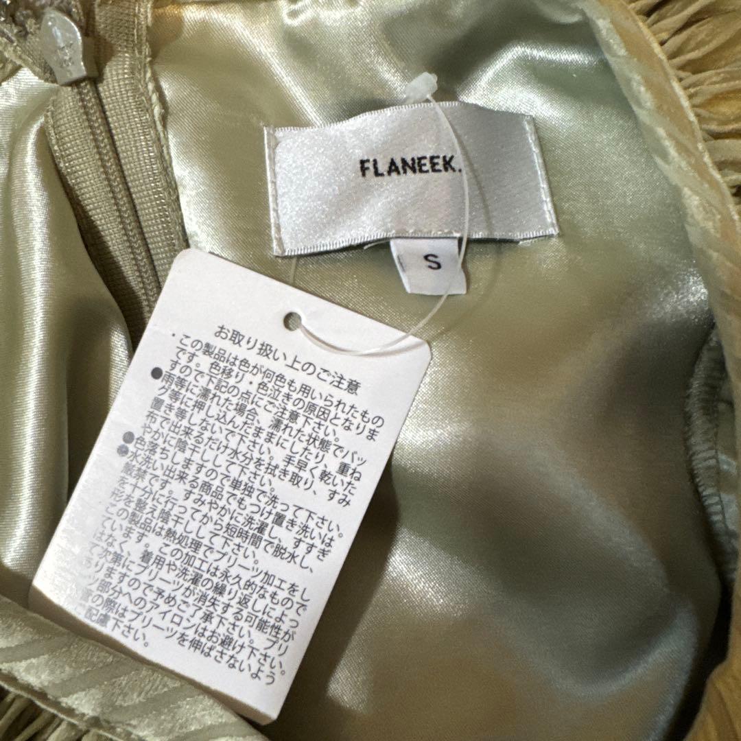 FLANEEK. プリーツカラーペプラムワンピース