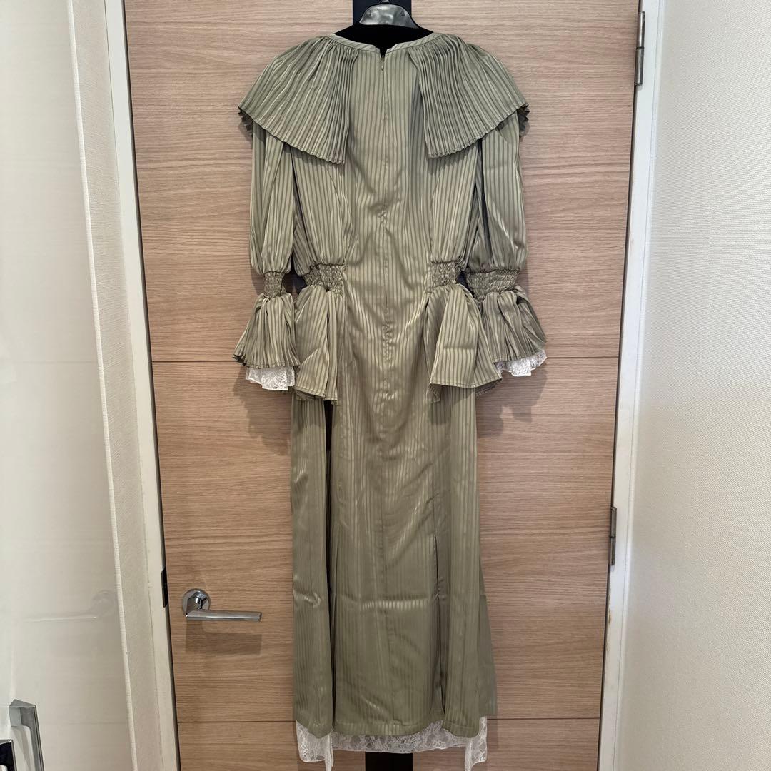 FLANEEK. プリーツカラーペプラムワンピース