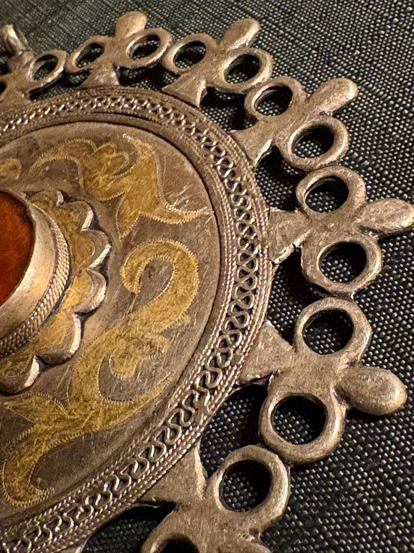 アンティーク、Gulyaka Turkmen金属製 カーネリアン石付きペンダント