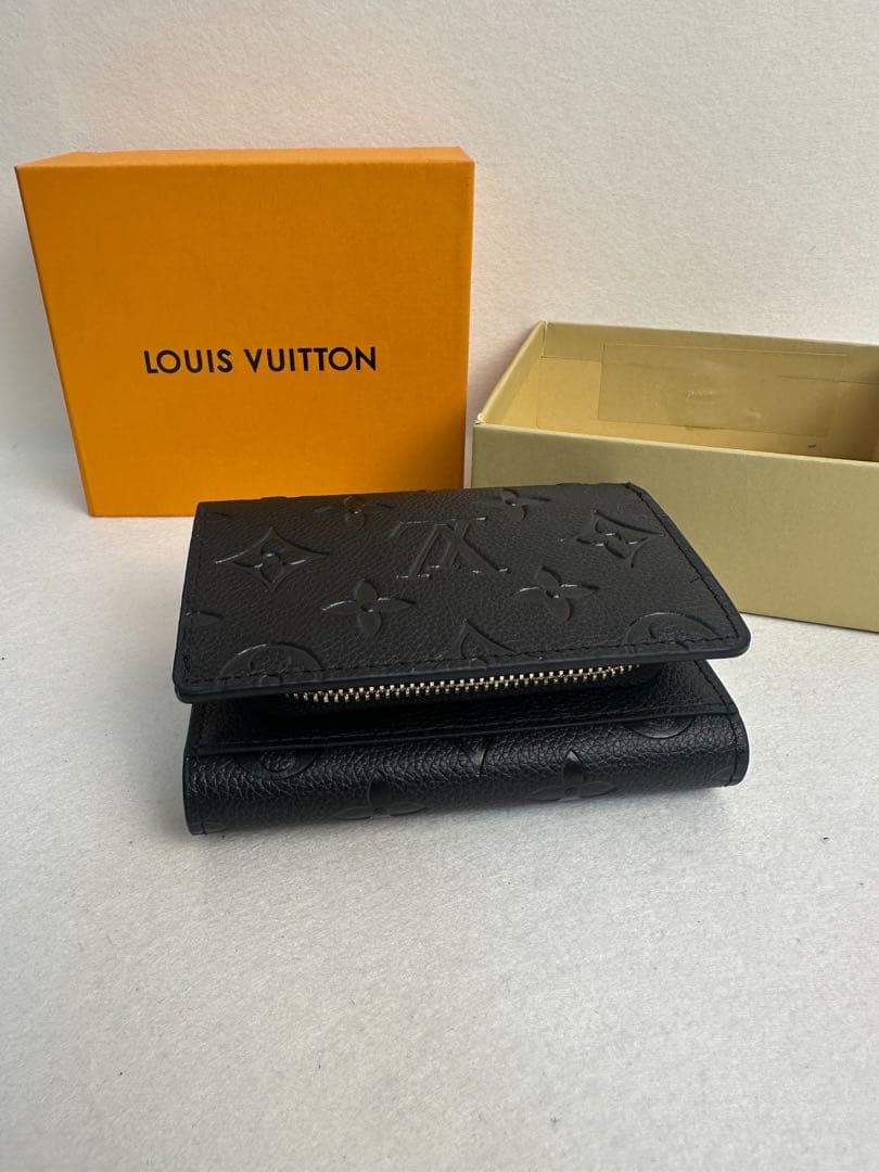ルイ・ヴィトン製、黒のモノグラム柄二つ折り財布。LVロゴ入り、レザー製レザー美品