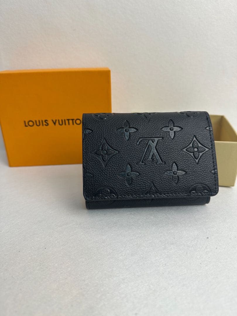ルイ・ヴィトン製、黒のモノグラム柄二つ折り財布。LVロゴ入り、レザー製レザー美品