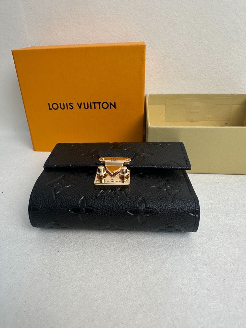 ルイ・ヴィトン製、黒のモノグラム柄二つ折り財布。LVロゴ入り、レザー製レザー美品