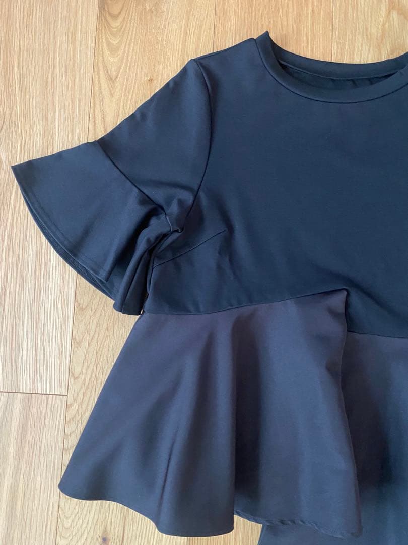 maison de Dolce. アシンメトリー ぺプラム Tシャツ　ブラック