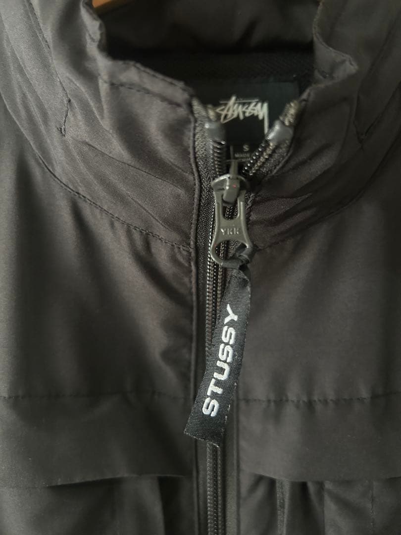 美品【STUSSY】黒ナイロンベスト 多ポケット フード付