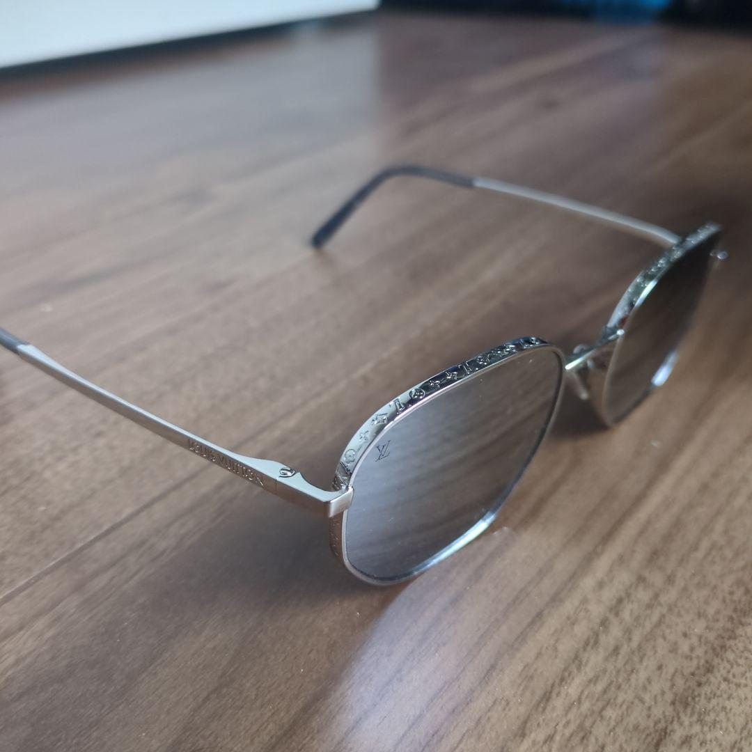 LOUIS VUITTON シルバー サングラス