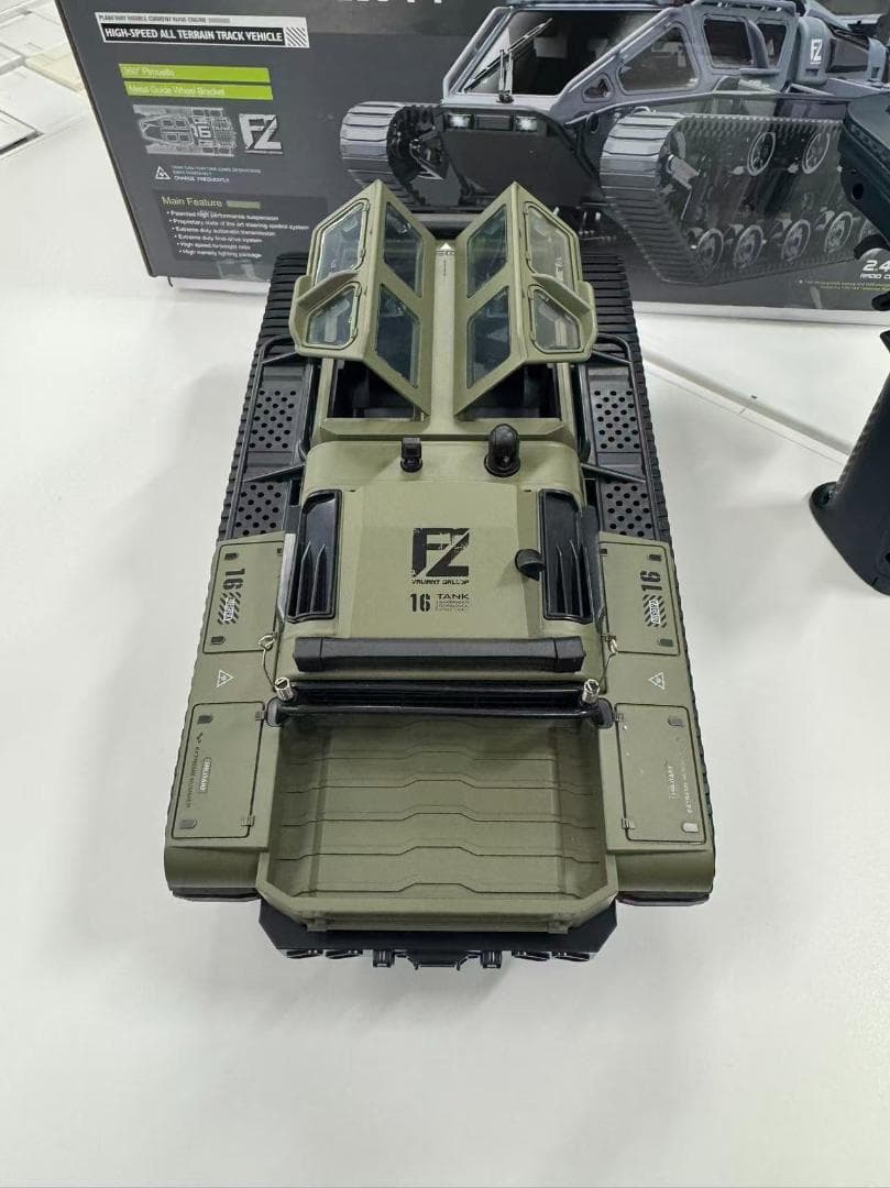 ラジコンカー クローラー RCカー 高速 戦車 2.4Ghz E8812 中古