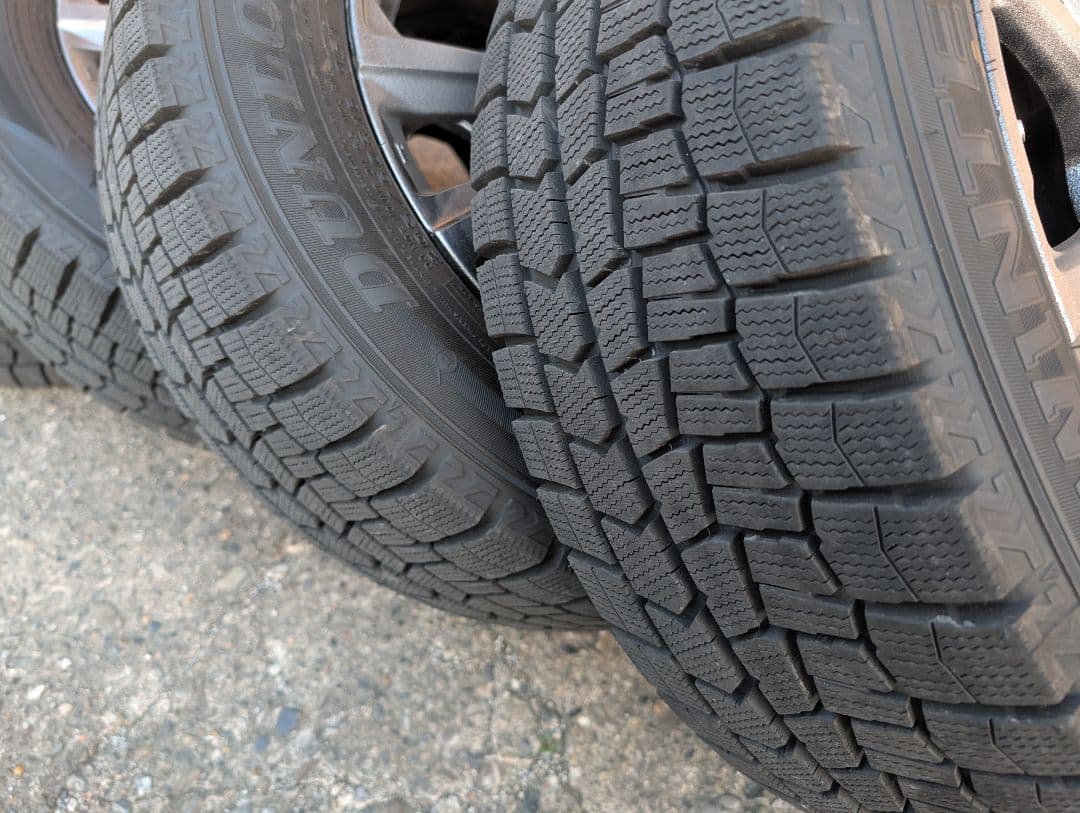 ​【走行1000km未満】ダンロップ スタッドレス 205/60R16　ナット有