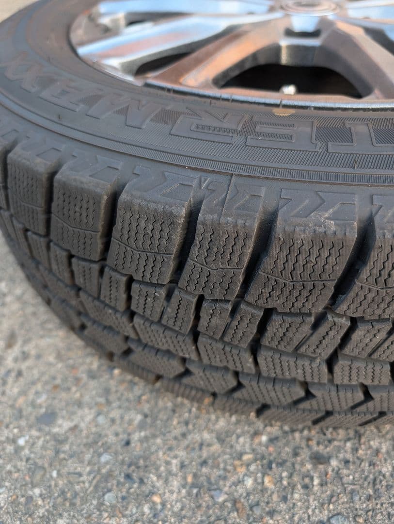 ​【走行1000km未満】ダンロップ スタッドレス 205/60R16　ナット有