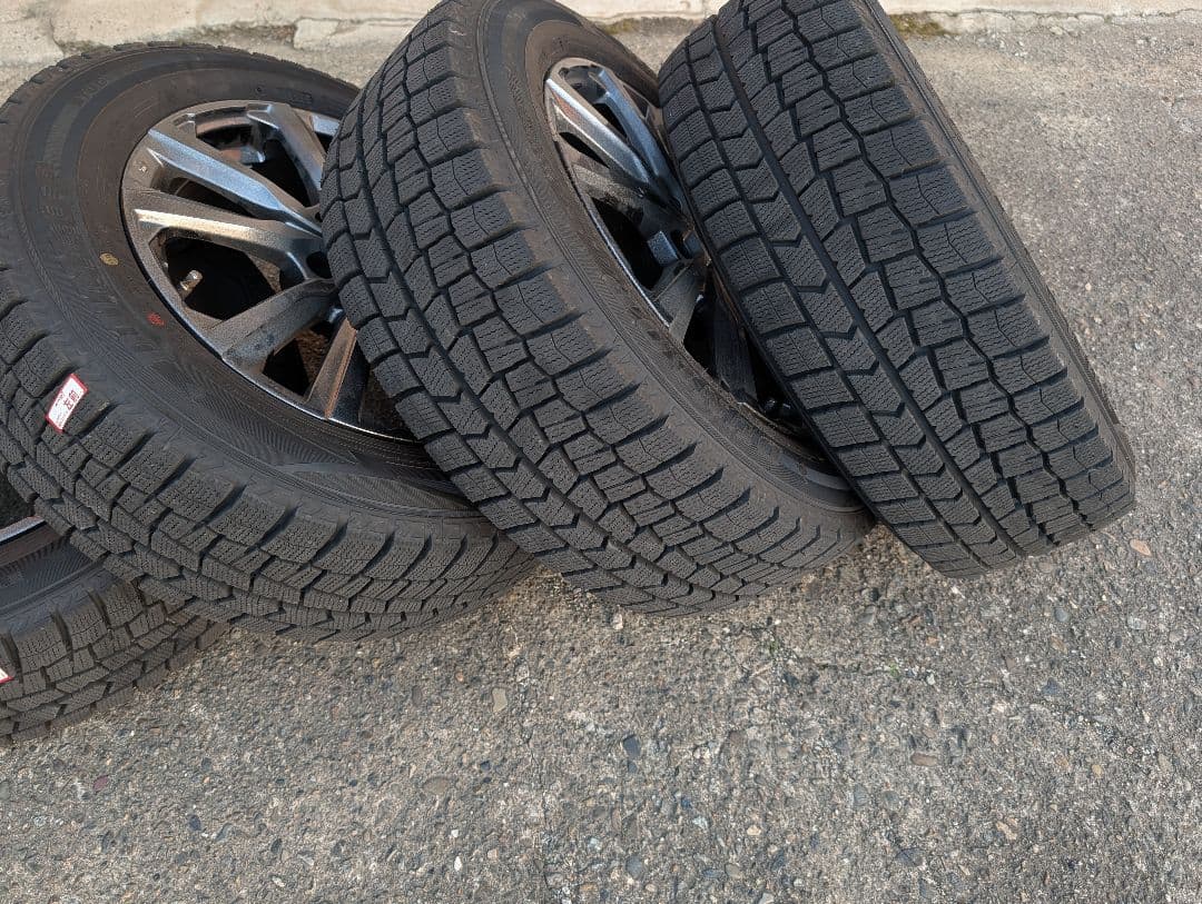 ​【走行1000km未満】ダンロップ スタッドレス 205/60R16　ナット有
