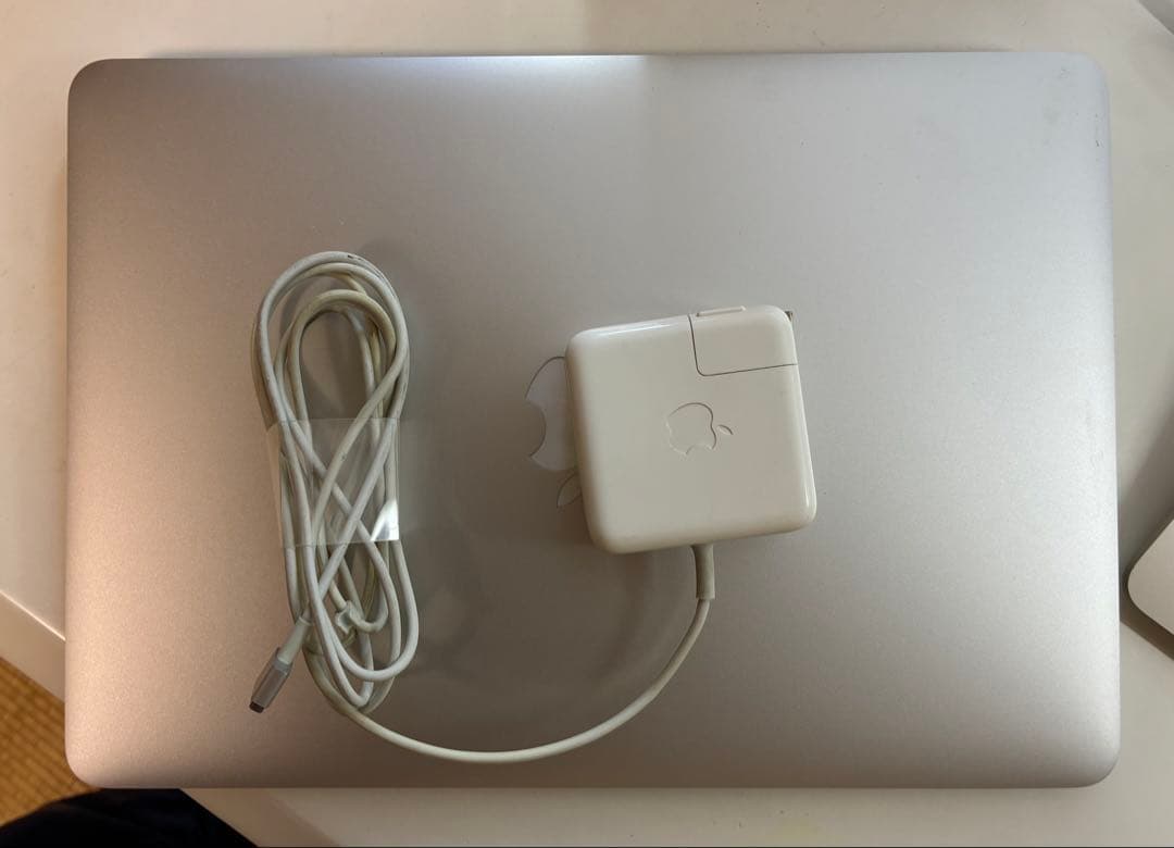 せな 【ジャンク】Mac book air 2015 コードを繋げて使用。