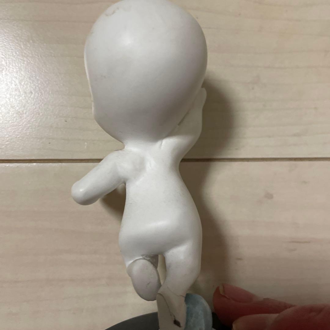 キャスパー フィギュア 手を挙げている