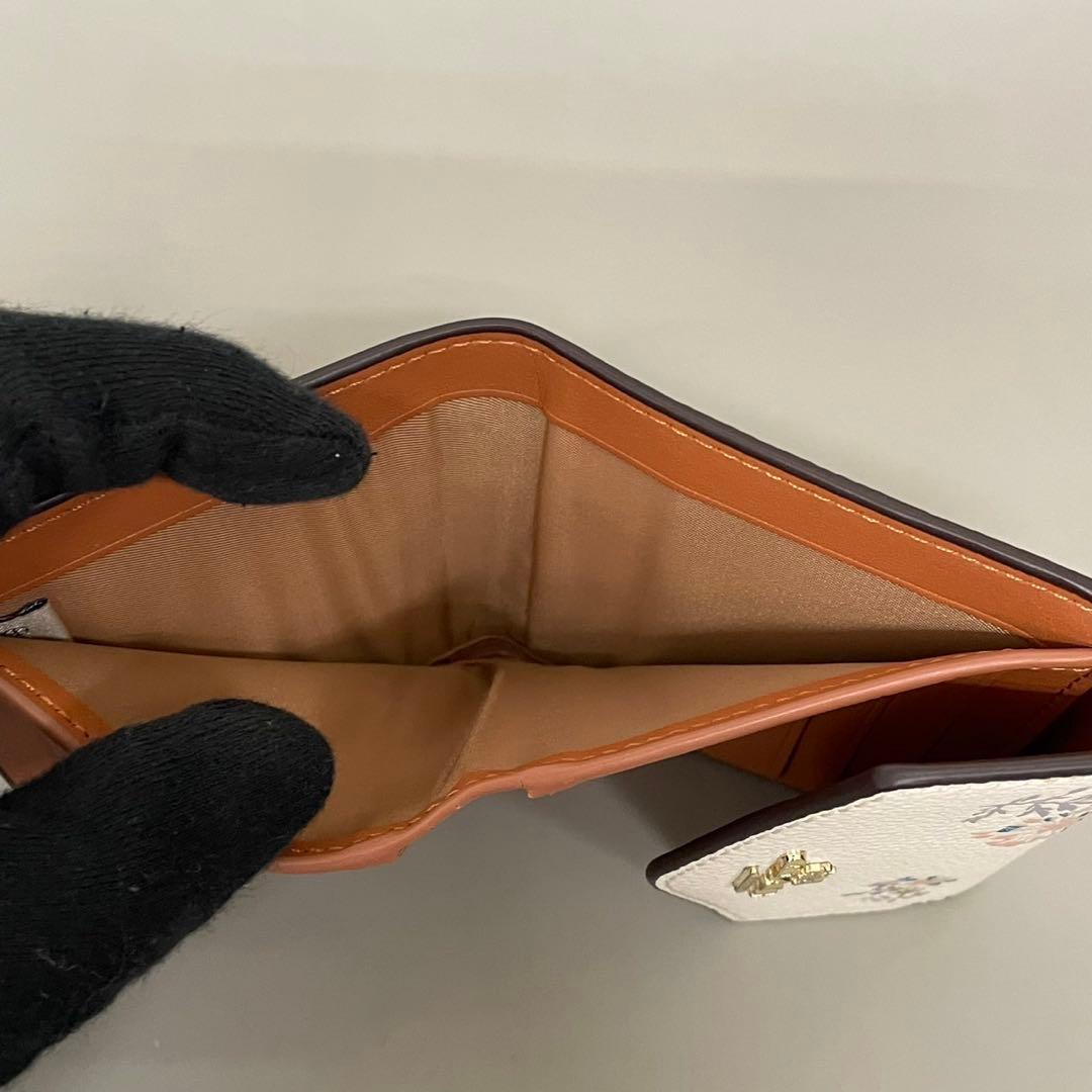 未使用級✨️コーチ 二つ折り財布 フラップ 花柄 フラワー ラメ レザー 白系
