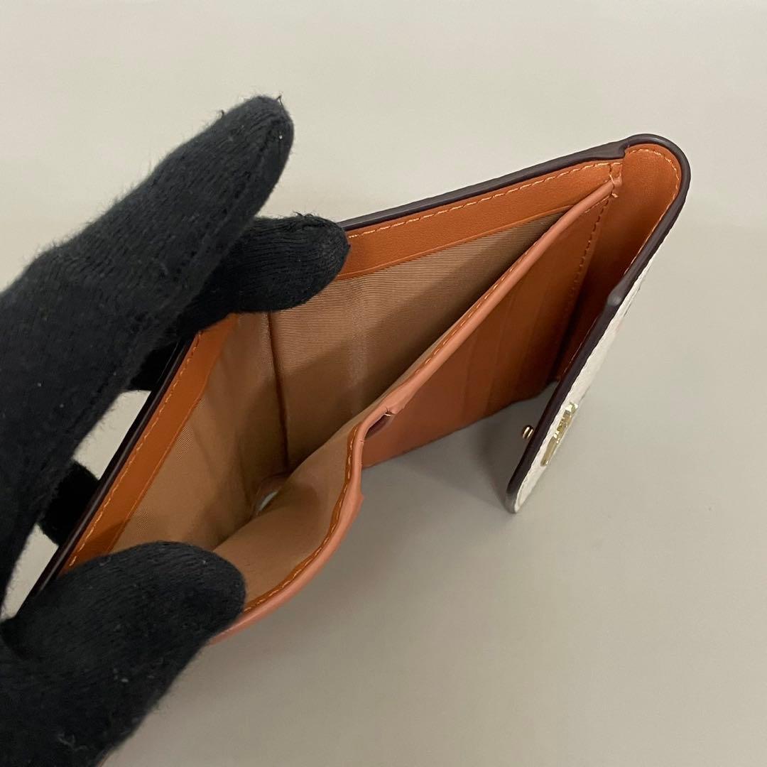 未使用級✨️コーチ 二つ折り財布 フラップ 花柄 フラワー ラメ レザー 白系