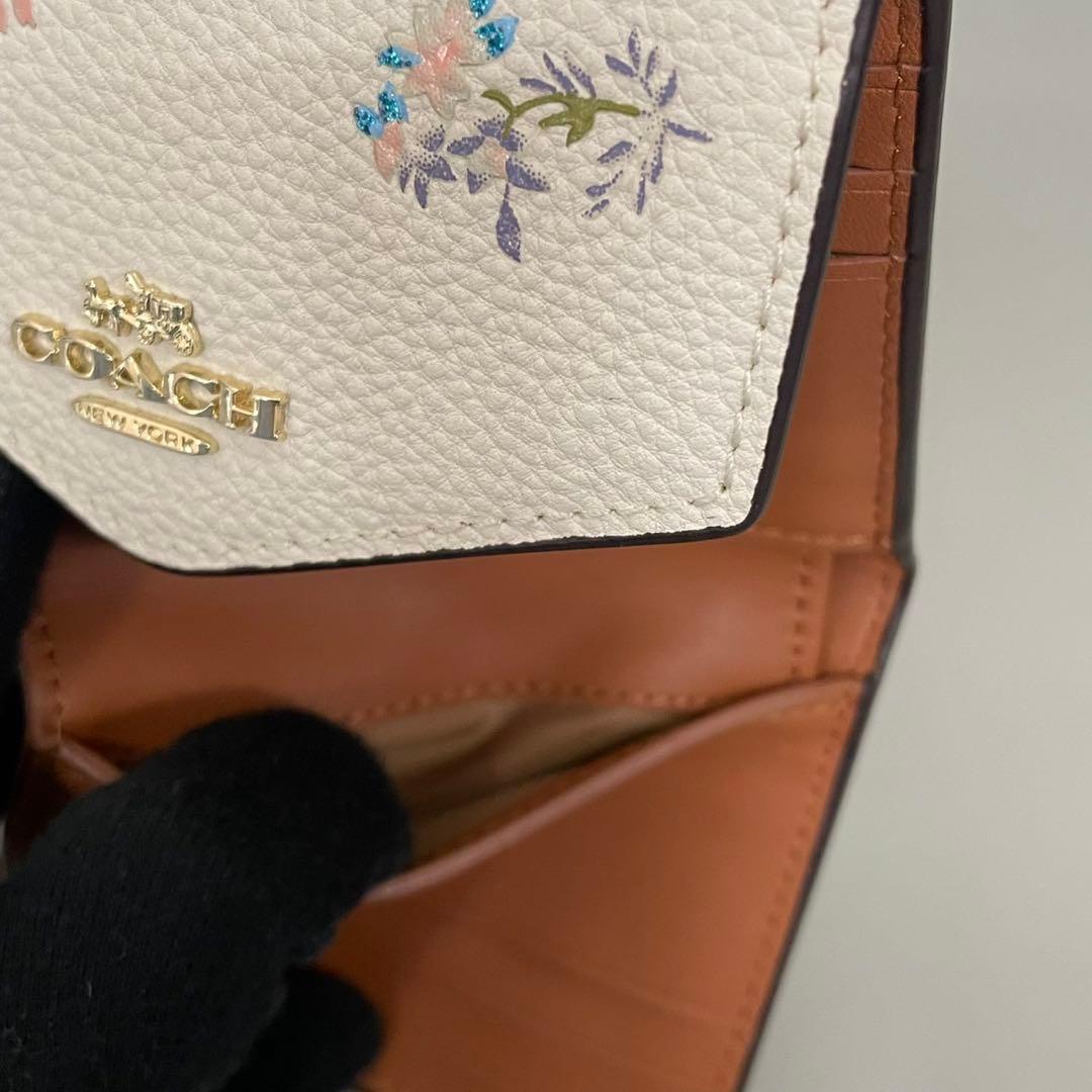 未使用級✨️コーチ 二つ折り財布 フラップ 花柄 フラワー ラメ レザー 白系