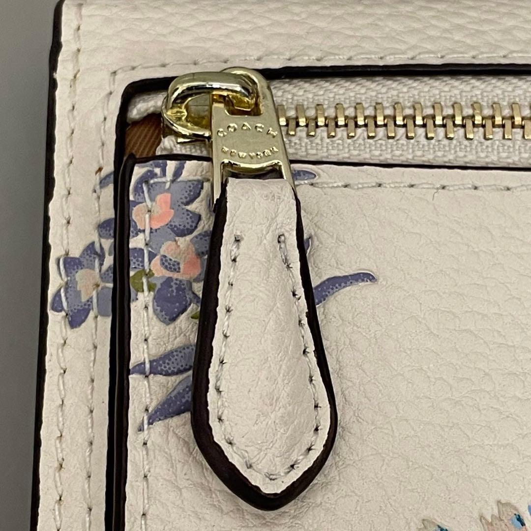 未使用級✨️コーチ 二つ折り財布 フラップ 花柄 フラワー ラメ レザー 白系