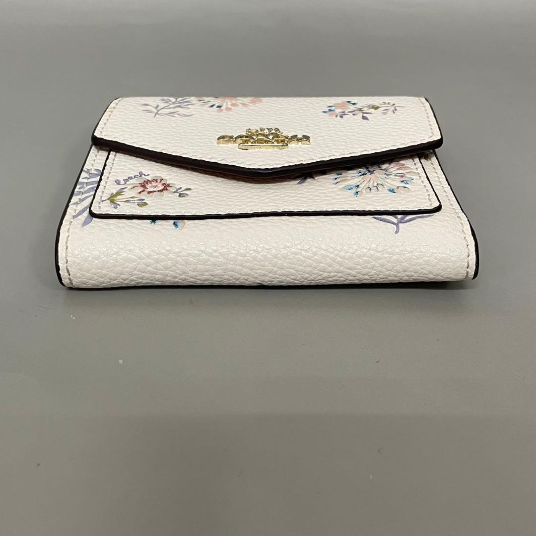 未使用級✨️コーチ 二つ折り財布 フラップ 花柄 フラワー ラメ レザー 白系