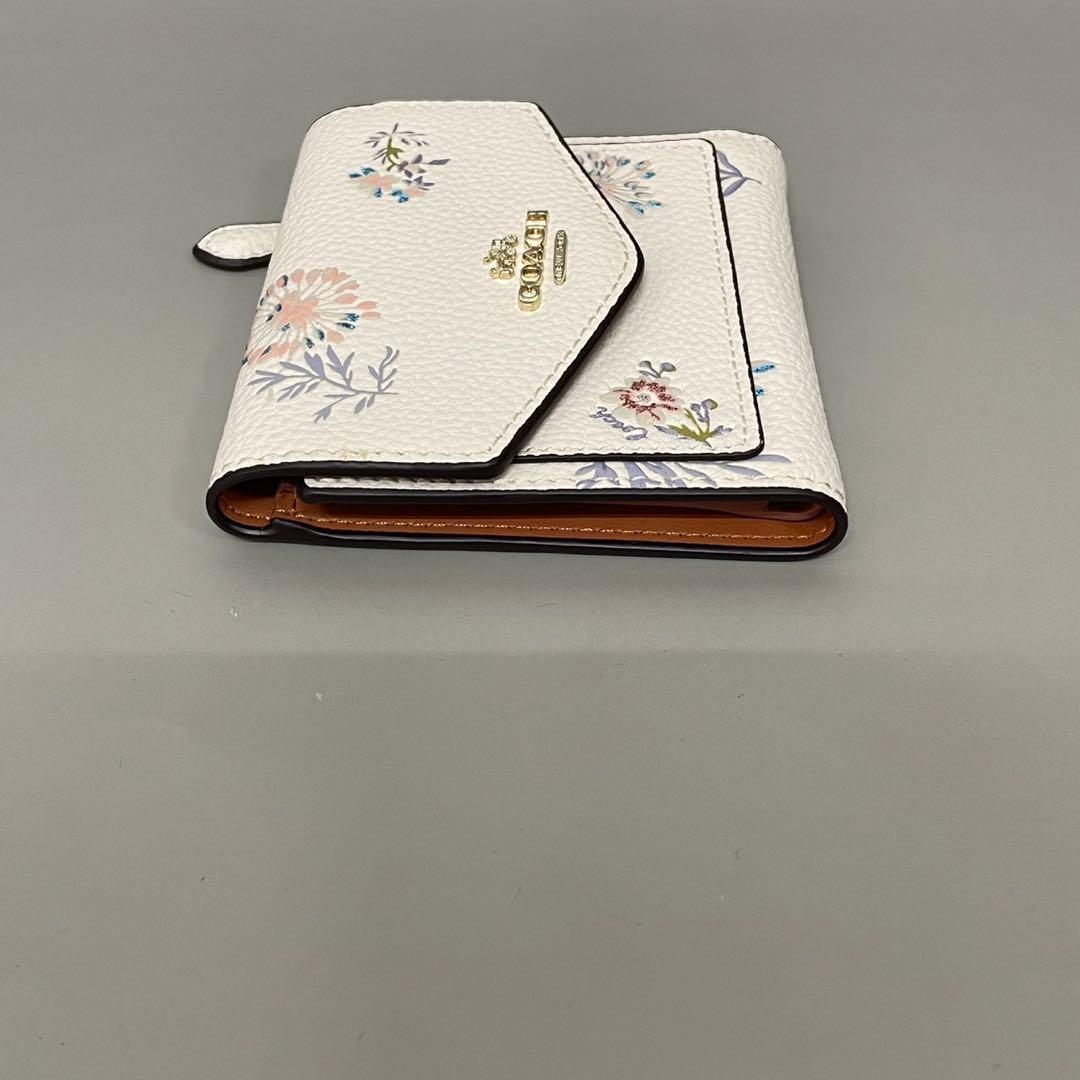 未使用級✨️コーチ 二つ折り財布 フラップ 花柄 フラワー ラメ レザー 白系