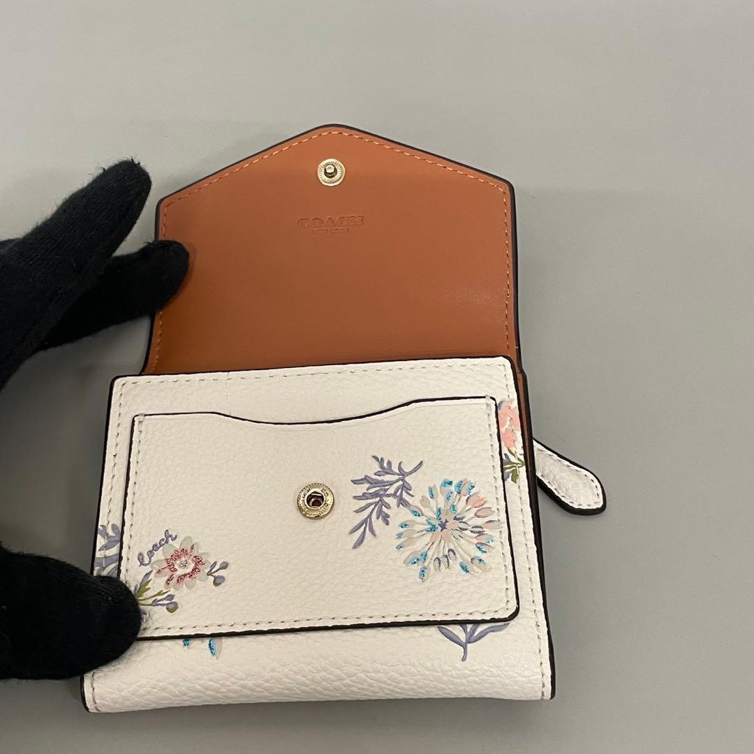 未使用級✨️コーチ 二つ折り財布 フラップ 花柄 フラワー ラメ レザー 白系