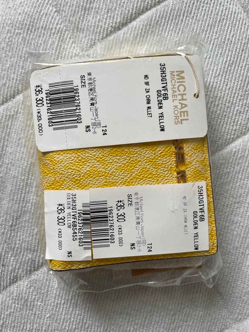 マイケルコース新品未使用二つ折り財布値下げできない