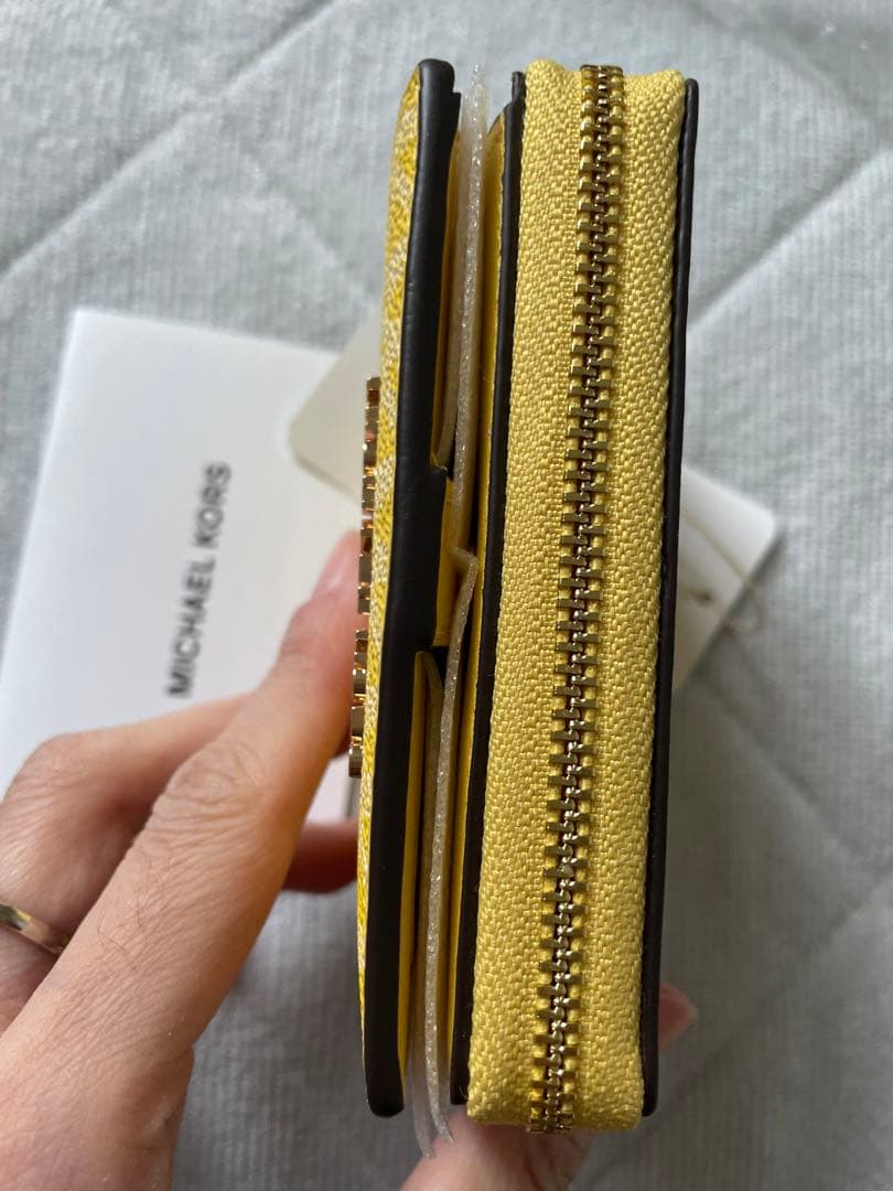マイケルコース新品未使用二つ折り財布値下げできない